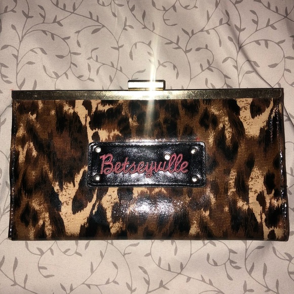 Betsey Johnson Handbags - Betsy Johnson Leopard Clutch